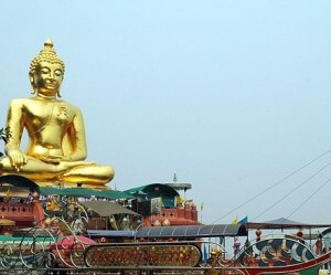 bouddha sur le bateau triangle d'or