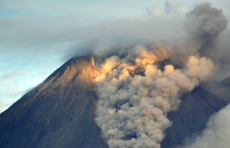 Certains vols pour l’Indonésie en alerte à cause des cendres du volcan en éruption